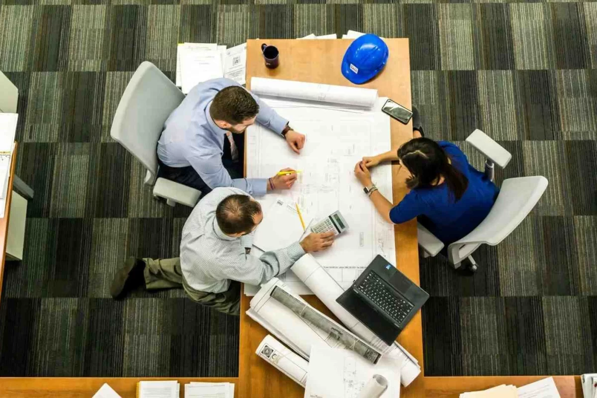 operation-managment-of-project-in-sydney Project manager overseeing construction operations on-site in Sydney
